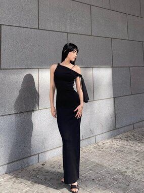 THE ONE SHOULDER KNOTTED MAXI DRESS, BY MONIKA'S ONLINE!